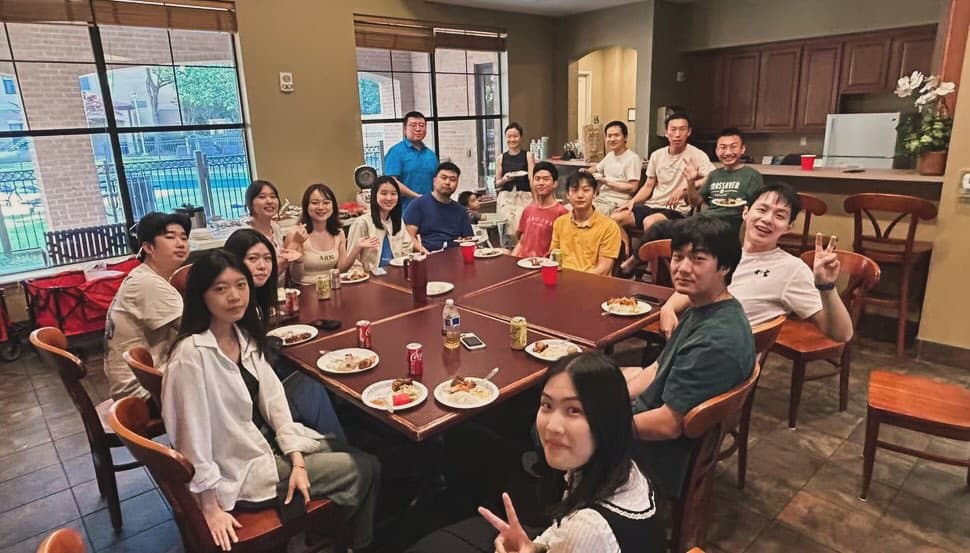 Finals 结束后，大家一起同乐吧！🥳🎊 我们一起吃饭、唱诗歌、玩游戏和听见证分享，真是个满足的夜晚☺️

#活水團契 #smu #utsouthwest